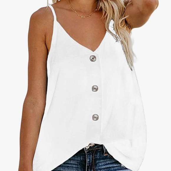 Tops - NWT super cute button tank